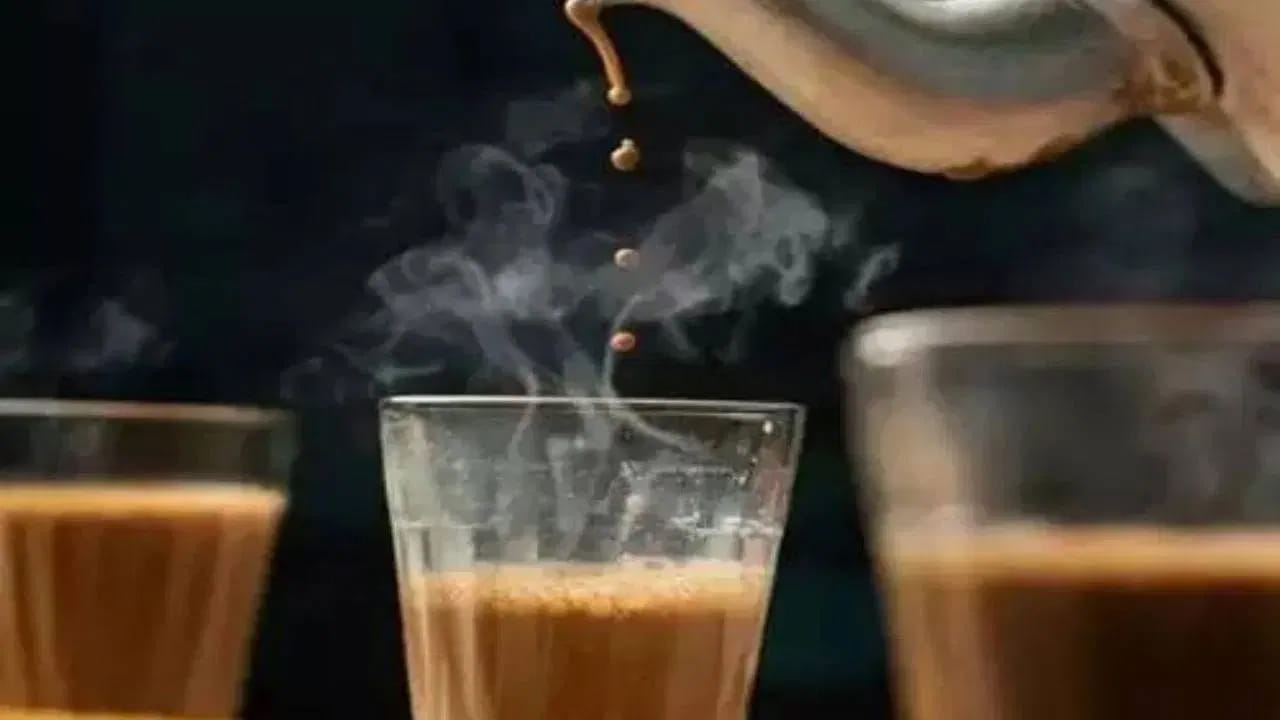 టీ తీసుకున్న వెంటనే ఒంట్లో శక్తి స్థాయిలను పెంచుతుంది. కానీ తరువాత మీరు అలసిపోయినట్లు అనిపిస్తుంది. కాబట్టి మీరు టీ తాగడం మానేస్తే ఒంట్లో శక్తి స్థాయిలు రోజంతా స్థిరంగా ఉంటాయి. గుండె ఆరోగ్యాన్ని కూడా మెరుగుపడుతుంది. టీ గుండె జబ్బుల ప్రమాదాన్ని పెంచుతుంది. కాబట్టి, ఓ నెల పాటు టీ తాగకపోతే గుండె ఆరోగ్యం మెరుగుపడుతుంది.