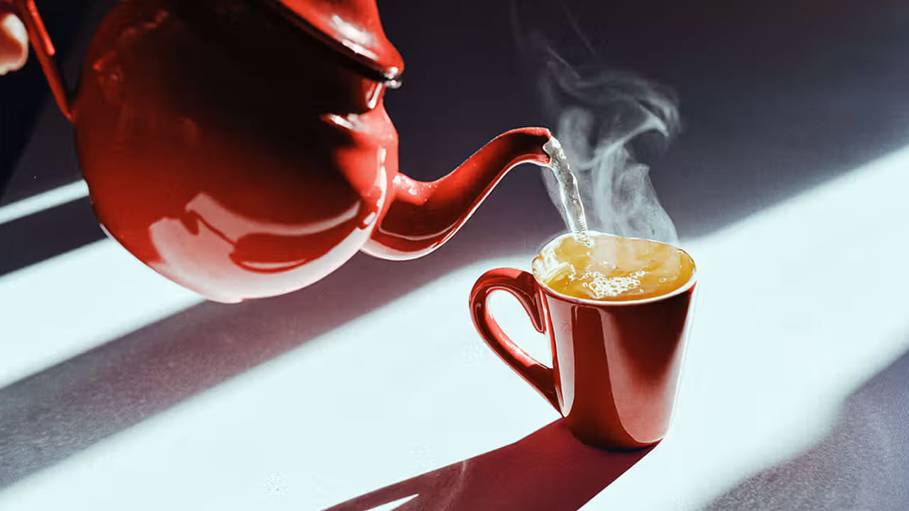 ఇండియాలో చాలా మంది కాఫీ కంటే టీ తాగడానికే మక్కువ ఎక్కువ చూపిస్తుంటారు. కొందరు రోజుకు ఒకసారి టీ తాగితే మరికొందరు రోజులో రెండు లేదా మూడు సార్లు టీ తాగుతుంటారు. ఇక ఆఫీసుల్లో వర్క్ చేసే వారి గురించి ప్రత్యేకంగా చెప్పాల్సిన పని లేదు. వీరు రోజుకు కనీసం మూడు సార్లు తప్పక టీ తాగుతుంటారు. అయితే టీ తాగడం ఆరోగ్యానికి మంచిదే అయినా, అతిగా తాగడం అస్సలే మంచిది కాదంటున్నారు ఆరోగ్యనిపుణులు.