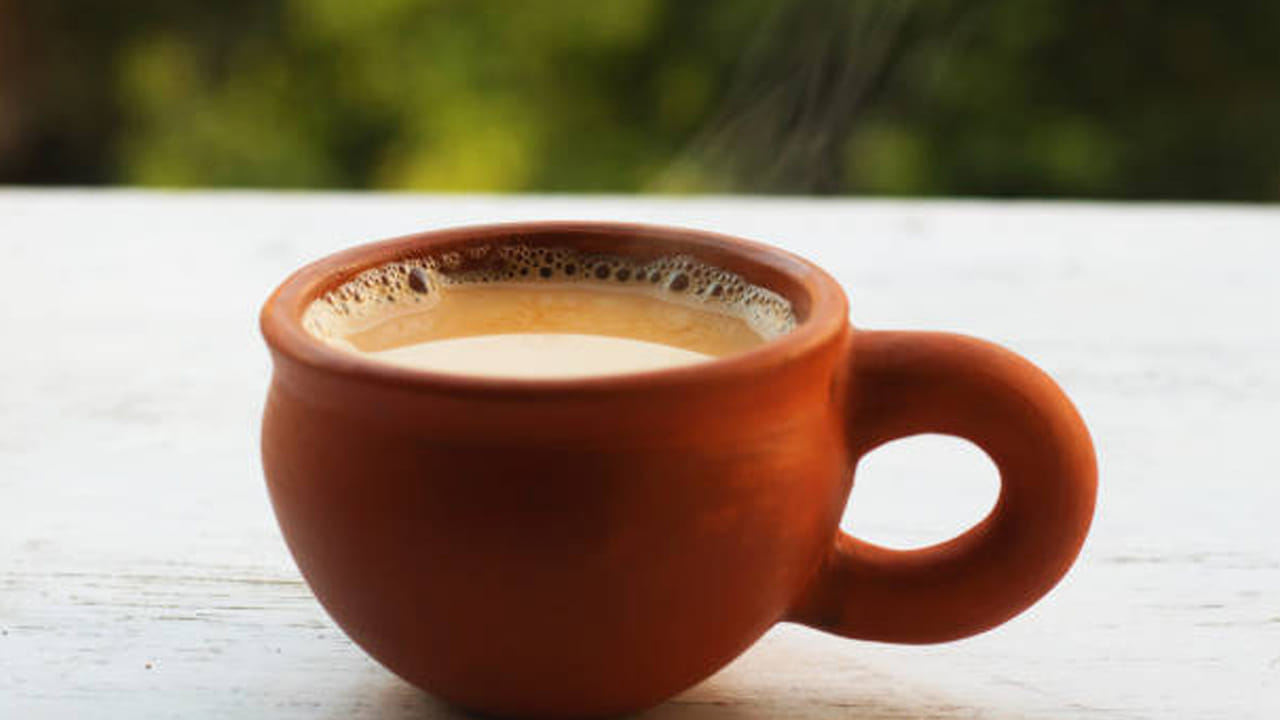 అదేవిధంగా కొందరు ఉదయం చేసిన టీని మళ్లీ సాయంత్రం లేదా, మధ్యాహ్నం వేడి చేసి తాగుతుంటారు. కానీ ఇది కూడా ఆరోగ్యానికి మంచిది కాదు అని హెచ్చరిస్తున్నారు ఆరోగ్య నిపుణులు, టీనితాగే ముందు పదే పదే వేడ చేయడం వలన ఇది టీలోని ఆమ్లత్వాన్ని పంచి, జీర్ణసమస్యలను కలిగిస్తుందంట. ముఖ్యంగా గ్యాస్, ఎసిడిటీ, వంటి అనారోగ్య సమస్యలు తలెత్తేలా చేస్తుందంట.