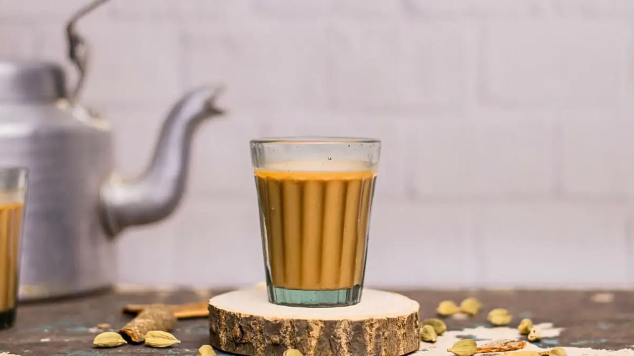 జీర్ణక్రియను ప్రోత్సహిస్తుంది: జీర్ణ సమస్యల నుండి ఉపశమనం పొందడంలో యాలకులు సమర్థవంతంగా పనిచేస్తాయి. కాబట్టి యాలకుల టీ తాగడం వల్ల మన జీర్ణక్రియ మెరుగుపడుతుంది. అలాగే ఉబ్బరం లేదా అజీర్ణం వంటి సమస్యలను కూడా తగ్గిస్తుంది. యాలకులు జీర్ణవ్యవస్థ కండరాలను సడలించడంలో కూడా సహాయపడతాయి. ఇది భోజనం తర్వాత అసౌకర్యాన్ని తగ్గిస్తుంది. 