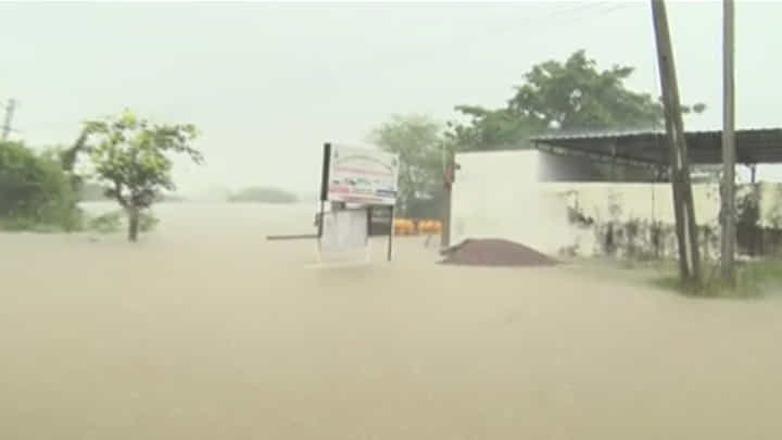 Telangana Rains: వాన తగ్గినా వరద తగ్గలే.. ఇంకా జలదిగ్బంధంలోనే చాలా గ్రామాలు Telangana Rains: వాన తగ్గినా వరద తగ్గలే.. ఇంకా జలదిగ్బంధంలోనే చాలా గ్రామాలు