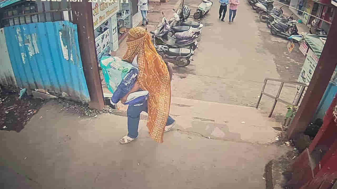 Viral: ఆ ఇంటి తలుపు గడియ తీసి ఉంది.. లోపలికి వెళ్లి చూస్తే.. ఓ అమ్మాయి అదేపనిగా