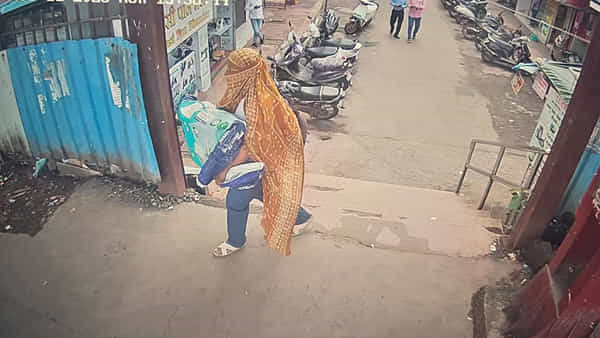 Viral: ఆ ఇంటి తలుపు గడియ తీసి ఉంది.. లోపలికి వెళ్లి చూస్తే.. ఓ అమ్మాయి అదేపనిగా