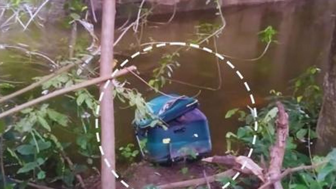 Viral: రోడ్డుపై వెళ్తుండగా కాలువ పక్కన కనిపించిన బ్యాగ్.. అనుమానమొచ్చి తెరిచి చూడగా