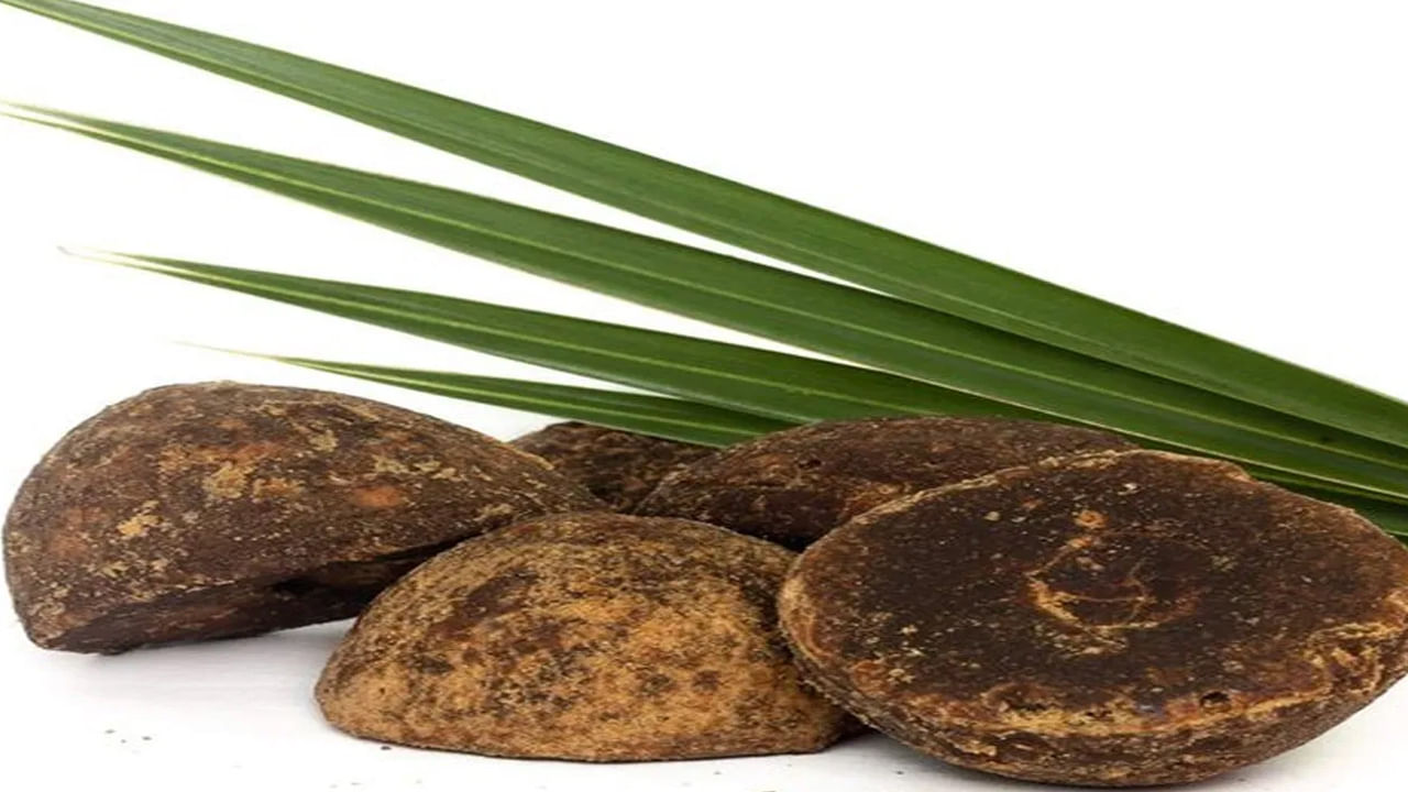 తాటి బెల్లంలోని ఐరన్‌, మెగ్నీషియం రక్తంలో హిమోగ్లోబిన్‌ స్థాయులను పెంచుతాయి. దీంతో రక్తహీనత ఉండదు. యాంటీ ఆక్సిడెంట్లు ఫ్రీరాడికల్స్‌ నుంచి చర్మాన్ని కాపాడతాయి. ఎక్కువ మోతాదులో ఉండే కాల్షియం, పొటాషియం, భాస్వరం ఎముకల బలహీనత నుంచి రక్షిస్తాయి. 