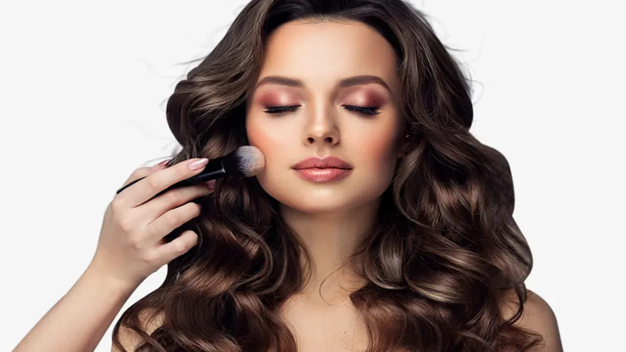 Makeup side effects: రోజూ మేకప్ వేసుకుంటున్నారా.. అయితే ఈ సమస్యలన్నీ మీకు ఫ్రీ