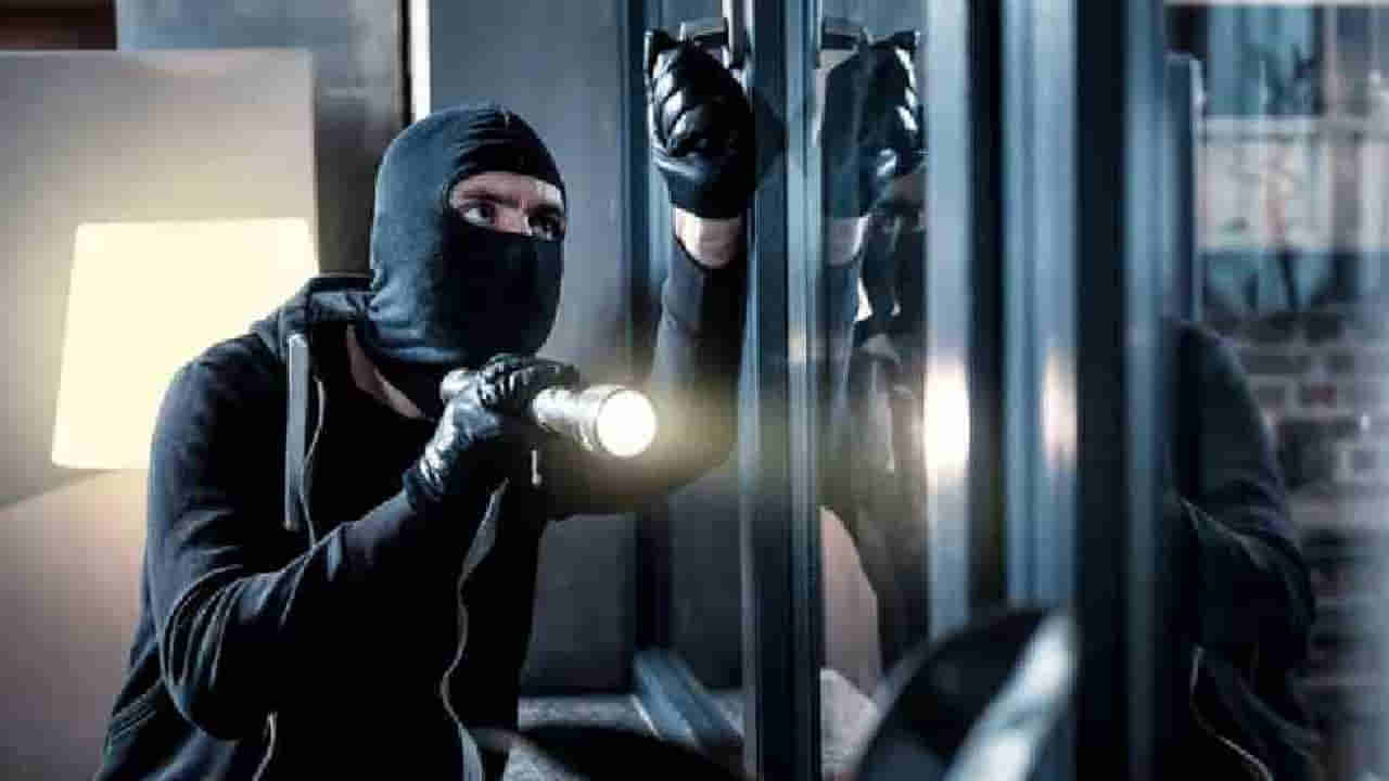 వీడెవడ్రా ఇంతవైలెంట్గా ఉన్నాడు.. దొంగతనానికి వచ్చి ఏం చేశాడో తెలిస్తే నోరెళ్లబెట్టాల్సిందే!