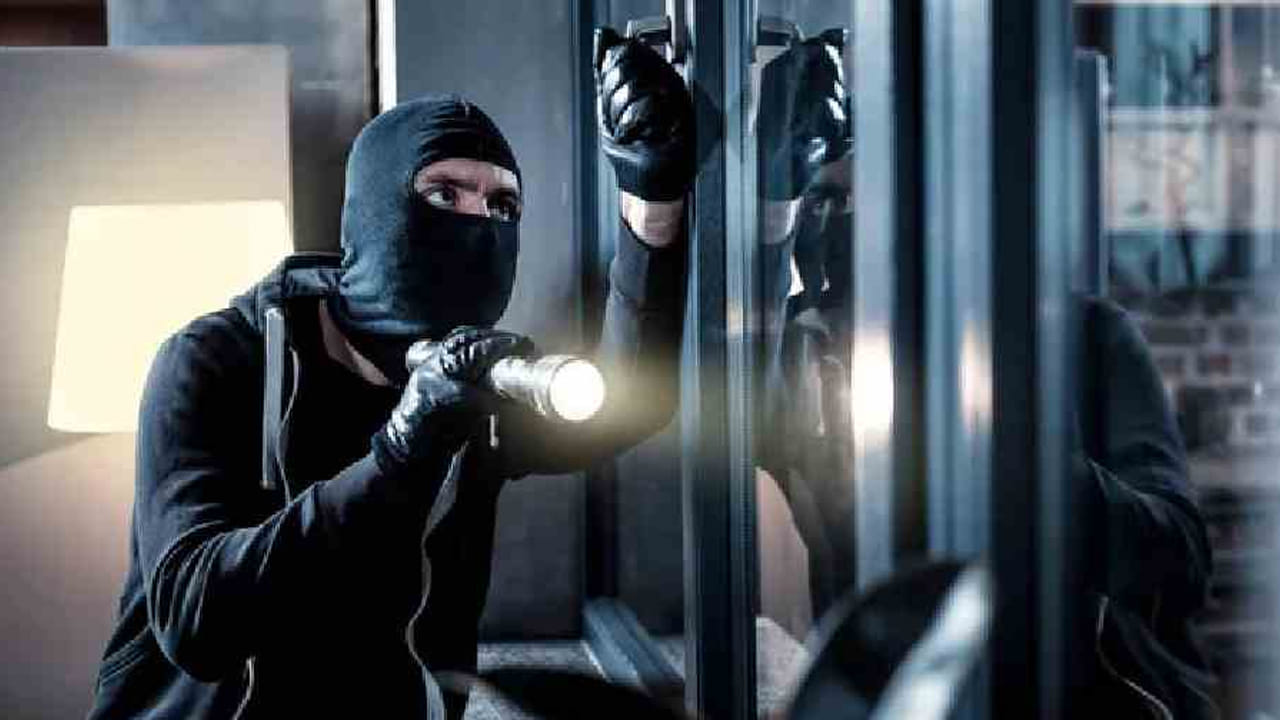 వీడెవడ్రా ఇంతవైలెంట్గా ఉన్నాడు.. దొంగతనానికి వచ్చి ఏం చేశాడో తెలిస్తే నోరెళ్లబెట్టాల్సిందే!