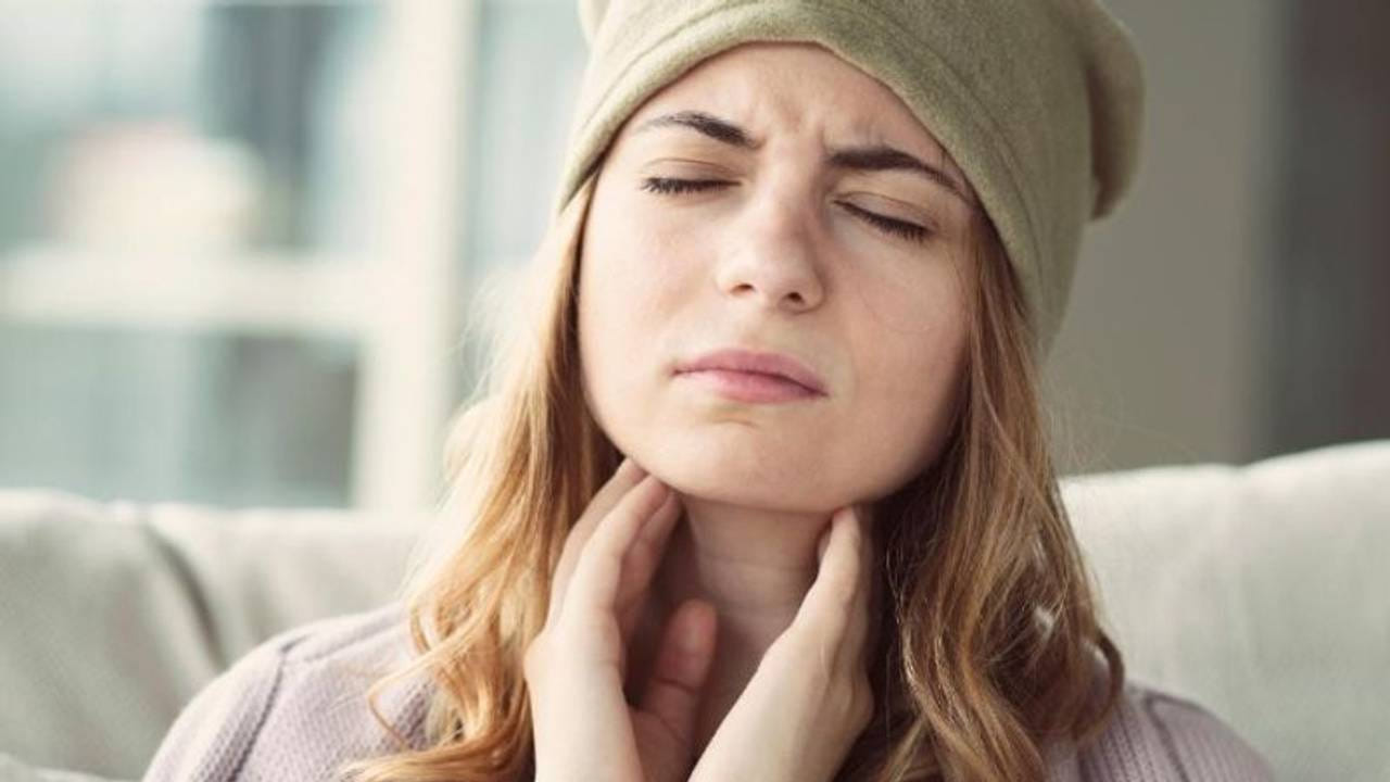  గొంతు సమస్యతో బాధపడే వారు  నిద్ర విషయంలో కూడా చాలా జాగ్రత్తలు తీసుకోవాలంట. ఎక్కువ సేపు నిద్రపోవడం వలన గొంతు నొప్పి నుంచి కాస్త ఉపశమనం పొందవచ్చు అంటున్నారు ఆరోగ్య నిపుణులు.( నోట్ : పై సమాచారం ఇంటర్నెట్ ఆధారంగా ఇవ్వబడినది, టీవీ9 తెలుగు దీనిని ధృవీకరించలేదు.)