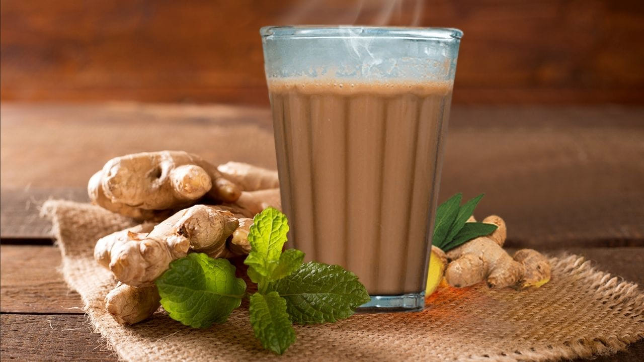 గొంతు నొప్పికి అల్లం టీ చాలా అవసరం. గొంతు నొప్పితో బాధపడే వారు తప్పకుండా అల్లం టీ తాగాలని సూచిస్తారు ఆరోగ్య నిపుణులు. దీని వలన త్వరగా నొప్పి నుంచి ఉపశమనం కలుగుతుంది. అలాగే వాపు వంటి సమస్యలను తగ్గిస్తుంది.