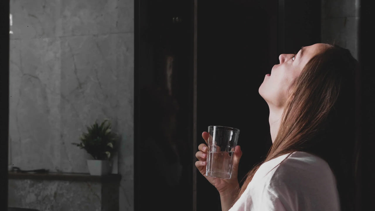 గొంతు సమస్యతో బాధపడే వారు ఉప్పు నీటితో పుక్కిలించడం చాలా మంచిదంట. గోరు వెచ్చటి నీటిలో ఒక టీ స్పూన్ ఉప్పు కలిపి రోజూ ఉదయం బ్రష్ చేసే సమయంలో వీటిని రెండు లేదా మూడు సార్లు పుక్కులించి ఉంచాలంట. దీని వలన వీలైనంత వరకు గొంత సమస్య తగ్గుతుంది. అలాగే ఉప్పు నీటిలో ఉండే బ్యాక్టీరియా  గొంతు నొప్పి, వాపు తగ్గిస్తుందంట.