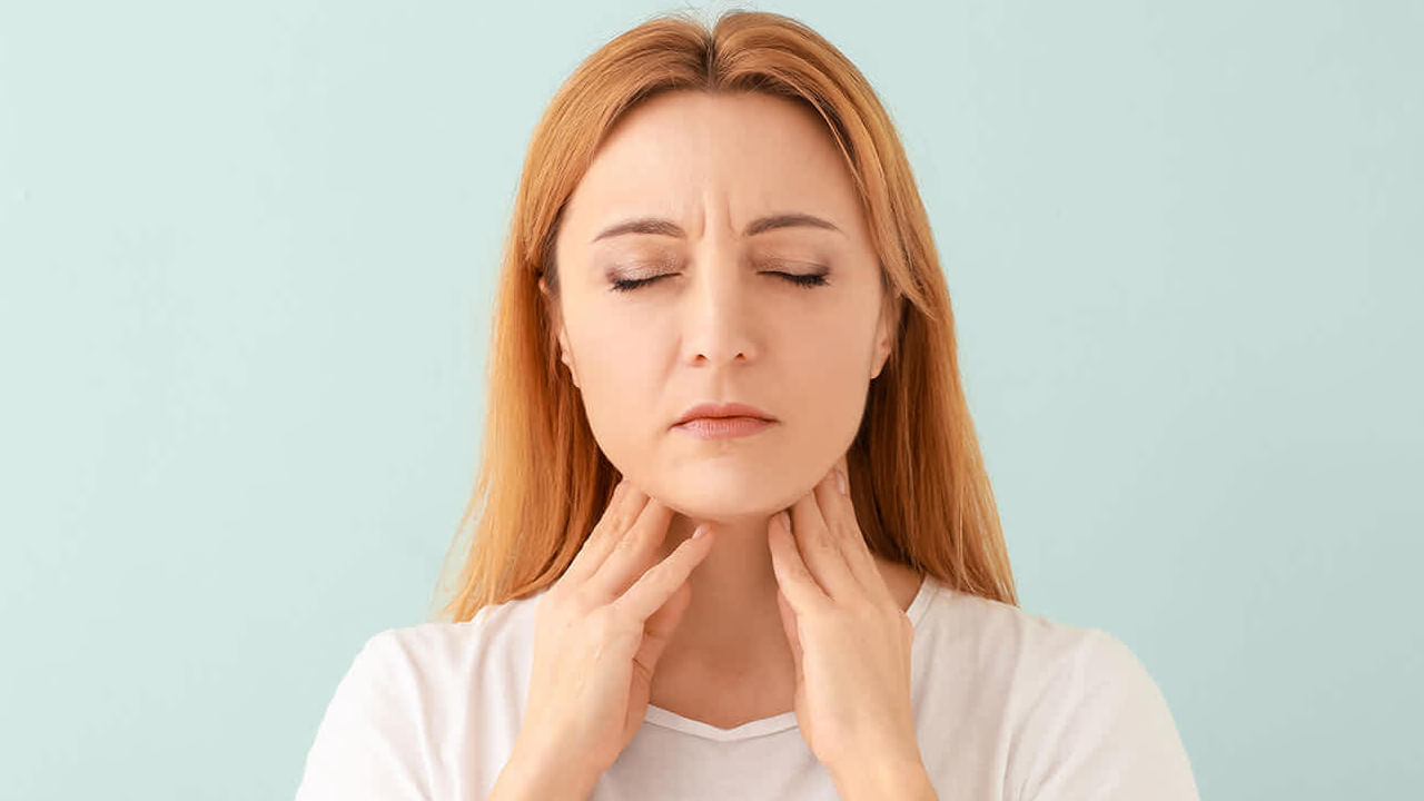 త్వరగా అలసిపోవడానికి ధైరాయిడ్ కూడా ఒక కారణమని నిపుణులు చెబుతున్నారు. శరీరంలో థైరాయిడ్ హార్మోన్లు తగ్గితే.. అలసట ప్రారంభమవుతుంది. హార్మోన్లు తక్కువగా విడుదల కావడం వల్ల జీవక్రియ మందగిస్తుంది, దీనిని హైపోథైరాయిడిజం అంటారు. ఈ కారణంగా శరీర కండరాల్లో అలసట, బలహీనత వంటి లక్షణాలు కనిపిస్తాయి.