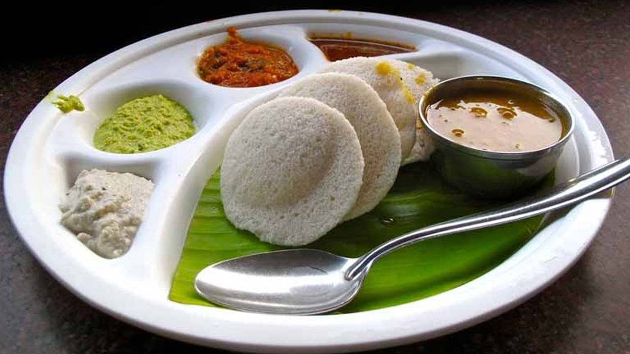 అలాగే కొందరు బరువు తగ్గడానికి టిఫిన్ మానేస్తుంటారు. కానీ టిఫిన్ మానెయ్యడం వలన అధిక బరువు పెరుగుతారని చెబుతున్నారు ఆరోగ్య నిపుణులు. ఎందుంకటే? ఉదయం టిఫిన్ చేయకపోవడం వలన ఆకలి పెరిగి, రోజులో ఎక్కువ సార్లు ఎక్కువ పరిమాణంలో ఆహారం తీసుకోవాలనే కోరిక కలుగుతుందంట. అలా అతిగా తినడం వలన క్రమంగా బరువు పెరుగుతారంట.