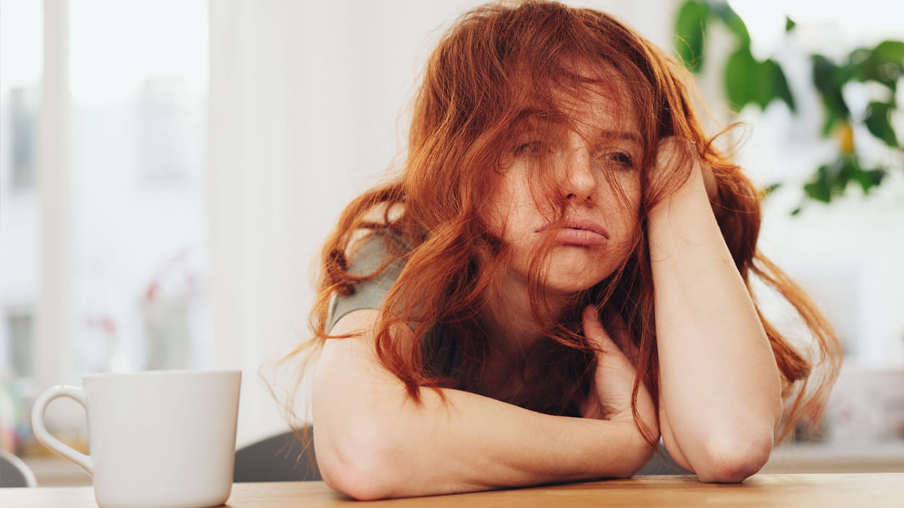 ఉన్నపలంగా అలసిపోతుంటే రక్తహీనత సమస్యతో బాధపడుతున్నారని అర్థం చేసుకోవాలని నిపుణులు చెబుతున్నారు. రక్తంలో సరిపడ ఎర్రరక్తకణాలు లేకపోతే శరీరం త్వరగా అలసిపోతుంది. ఊపిరితిత్తుల నుంచి ఆక్సిజన్ను శరీరంలోని అన్ని భాగాలకు తీసుకెళ్లే ఎర్రరక్త కణాలు లేకపోతే త్వరగా అలసిపోతుంటారు.