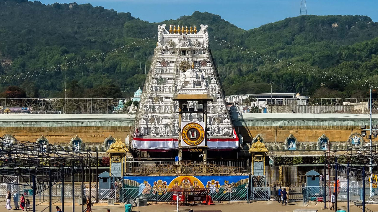 వెంకటేశ్వర స్వామి ఆలయం, తిరుమల : ఆంధ్రప్రదేశ్ రాష్ట్రంలోని తిరుపతి జిల్లాలో తిరుమలలో ఉన్న ఈ ఆలయం ప్రపంచంలోనే అత్యంత ధనిక, అత్యధికంగా సందర్శించబడే ఆలయాలలో ఒకటి. ఇది సాక్షాత్ శ్రీ మహావిష్ణువు విష్ణువు వెంకటేశ్వరుడిగా పూజలందుకొంటానో మహా క్షేత్రం. ఇక్కడ కృష్ణాష్టమి ఏంటో వైభవంగా జారుతుంది. ఈ రోజున ఈ దేవాలయ దర్శనం వల్ల సకల పాపాలు తొలగి అదృష్టం కలిసి వస్తుందని నమ్మకం.