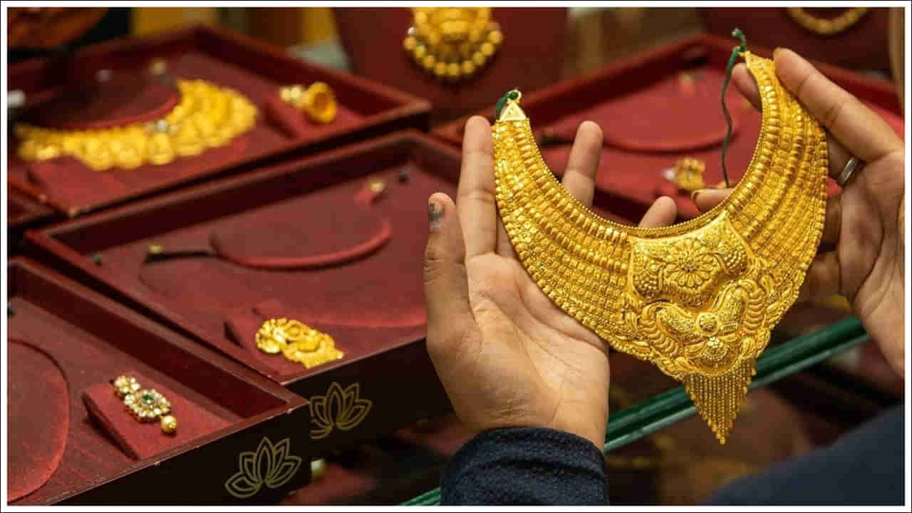 Gold Price Today: తగ్గేదేలే అంటున్న బంగారం ధరలు.. హైదరాబాద్‌లో తులం ధర ఎంతంటే..