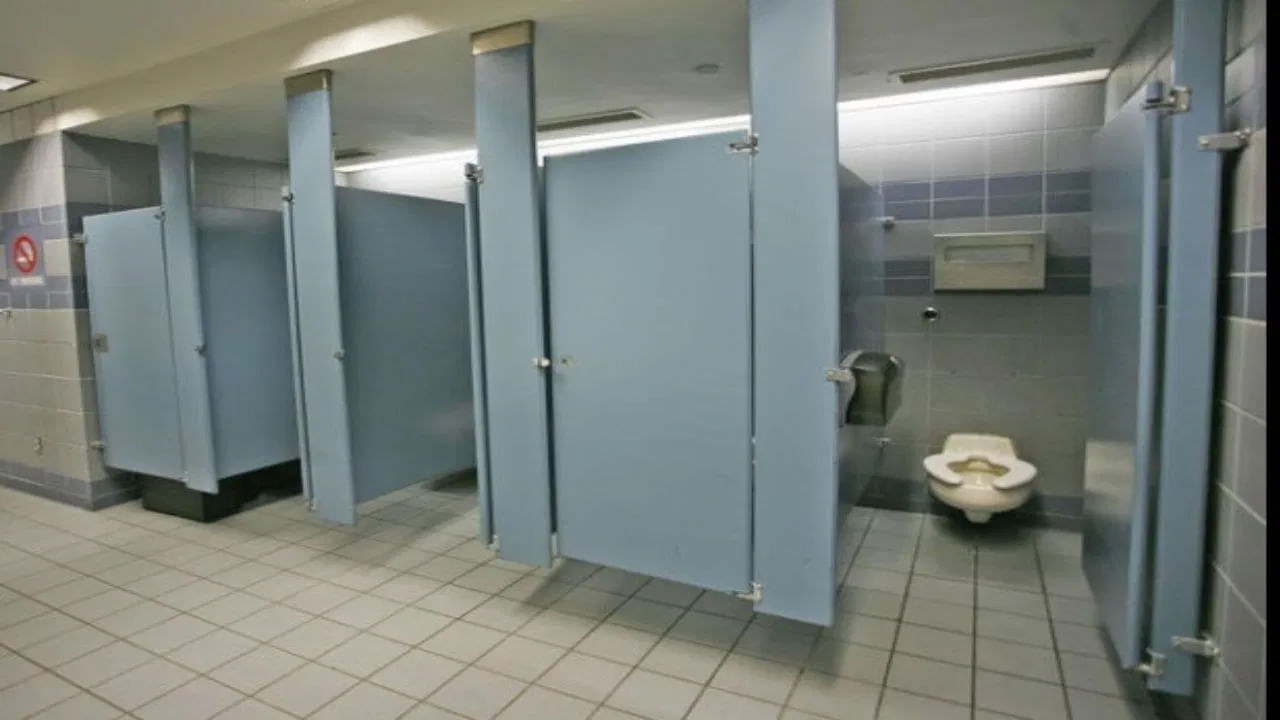 ఒక వ్యక్తి టాయిలెట్‌లో స్పృహ కోల్పోవడం, లేదంటే అస్వస్థతకు గురికావడం వంటి సంఘటనలు తలెత్తితే వారు కింద పడిపోతారు. అలాంటి వారికి అత్యవసర చికిత్స అందించడానికి డోర్‌ బయటి నుంచే గుర్తించడానికి వీలుంటుంది. దీనివల్ల తలుపు పగలగొట్టకుండానే వారికి సహాయం చేయవచ్చు.