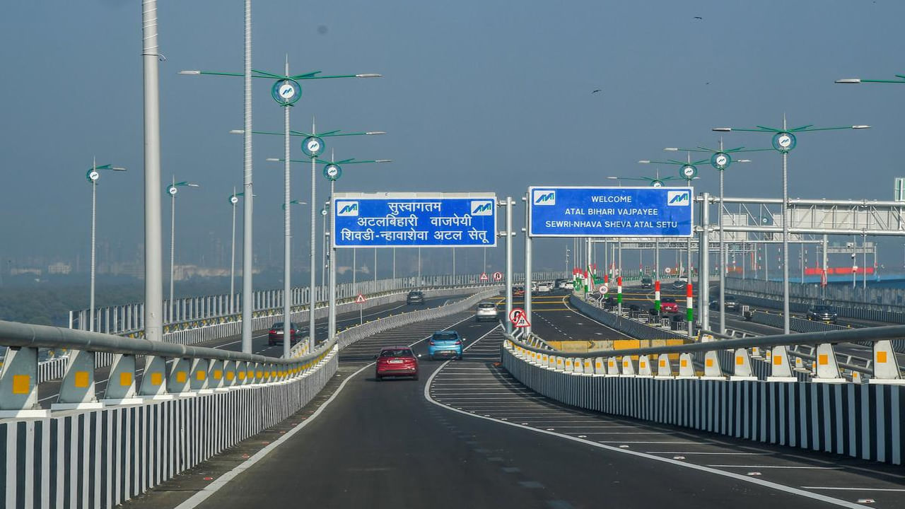 మేలో తీసుకున్న నిర్ణయం ఇప్పుడు అమలులోకి వచ్చింది. ఈ ఏడాది మే నెలలోనే రాష్ట్ర హోం శాఖ ఎలక్ట్రిక్ కార్లు, బస్సులను టోల్ పన్ను నుండి మినహాయించాలని నిర్ణయించింది. గురువారం జారీ చేసిన ఉత్తర్వుల తర్వాత, శివాజీ నగర్, గవాన్ టోల్ ప్లాజాలలో కూడా ఈ నిబంధన అమలు చేశారు. అటల్ సేతు జనవరి 2024లో ప్రారంభమైంది. ఈ వంతెన ముంబై దక్షిణ ప్రాంతంలోని సెవ్రీని నవీ ముంబైలోని నవా శేవాతో కలుపుతుంది. 21.8 కి.మీ పొడవైన ఈ సముద్ర వంతెన ఇప్పుడు ప్రయాణికులకు, సరుకు రవాణా వాహనాలకు ముఖ్యమైన మార్గంగా మారింది.