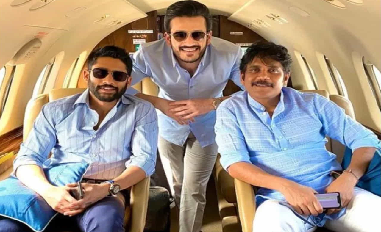 అక్కినేని నాగార్జున పుట్టినరోజు నేడు (ఆగస్టు 29). ఆయన కుటుంబానికి సినీ పరిశ్రమతో విడదీయరాని బంధం ఉంది. తండ్రి బాటలో సిని పరిశ్రమలో అడుగుపెట్టిన నాగార్జున తనకంటూ సొంత గుర్తింపు సొంతం చేసుకున్నాడు. ఆయనకు సొంతంగా ప్రైవేట్ జెట్ ఉంది. ఆయన తన కుటుంబంతో కలిసి ఈ విమానంలో తిరుగుతారు. ఆయన అనేక ప్రదేశాలకు అందులోనే ప్రయాణిస్తారు.