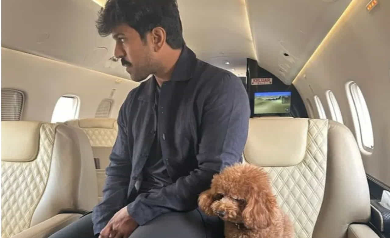 చిరంజీవి కుమారుడు రామ్ చరణ్ కు ఒక ప్రైవేట్ జెట్ ఉంది. రామ్ చరణ్ ఒక ఎయిర్ లైన్స్ కూడా ప్రారంభించాడు. చిరు, చరణ్ కు ఈ ప్రైవేట్ జెట్ ను సినిమా ప్రమోషన్లకు, కుటుంబం ఎక్కడికైనా వెళ్ళడానికి దీనిని ఉపయోగిస్తారు.