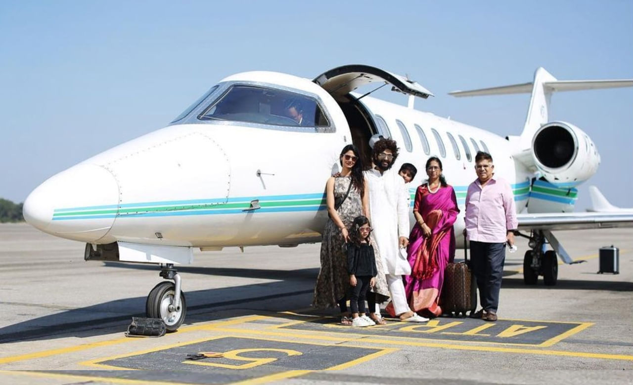 
టాలీవుడ్ స్టైలిష్ హీరో అల్లు అర్జున్ కి కూడా సొంత జెట్ విమానం ఉంది. తన 'పుష్ప' సినిమా ప్రమోషన్ కోసం ఆయన ఇదే విమానాన్ని ఉపయోగించారు. నటి రష్మిక అందులో ప్రయాణిస్తూ తీసిన ఫోటోను షేర్ చేసింది.