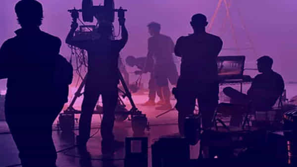 Tollywood: టాలీవుడ్లో షూటింగ్స్ బంద్.. వేతనాలు 30 శాతం పెంచితేనే..