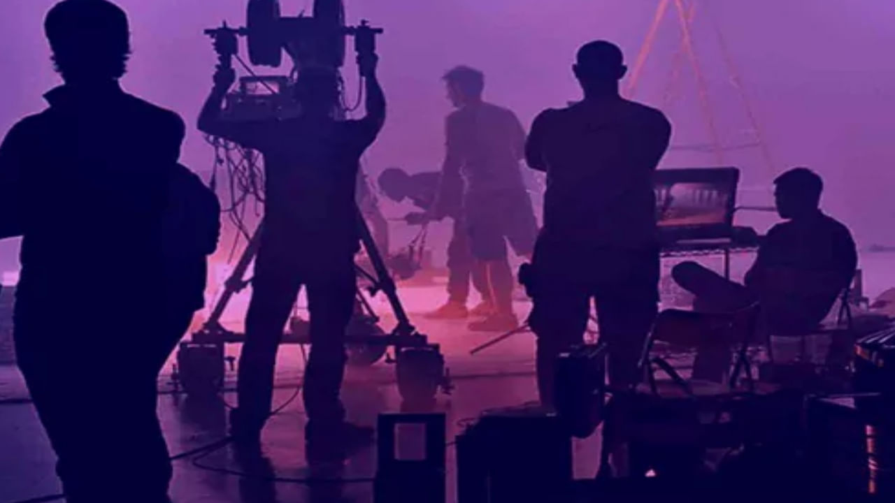 Tollywood: టాలీవుడ్లో షూటింగ్స్ బంద్.. వేతనాలు 30 శాతం పెంచితేనే..