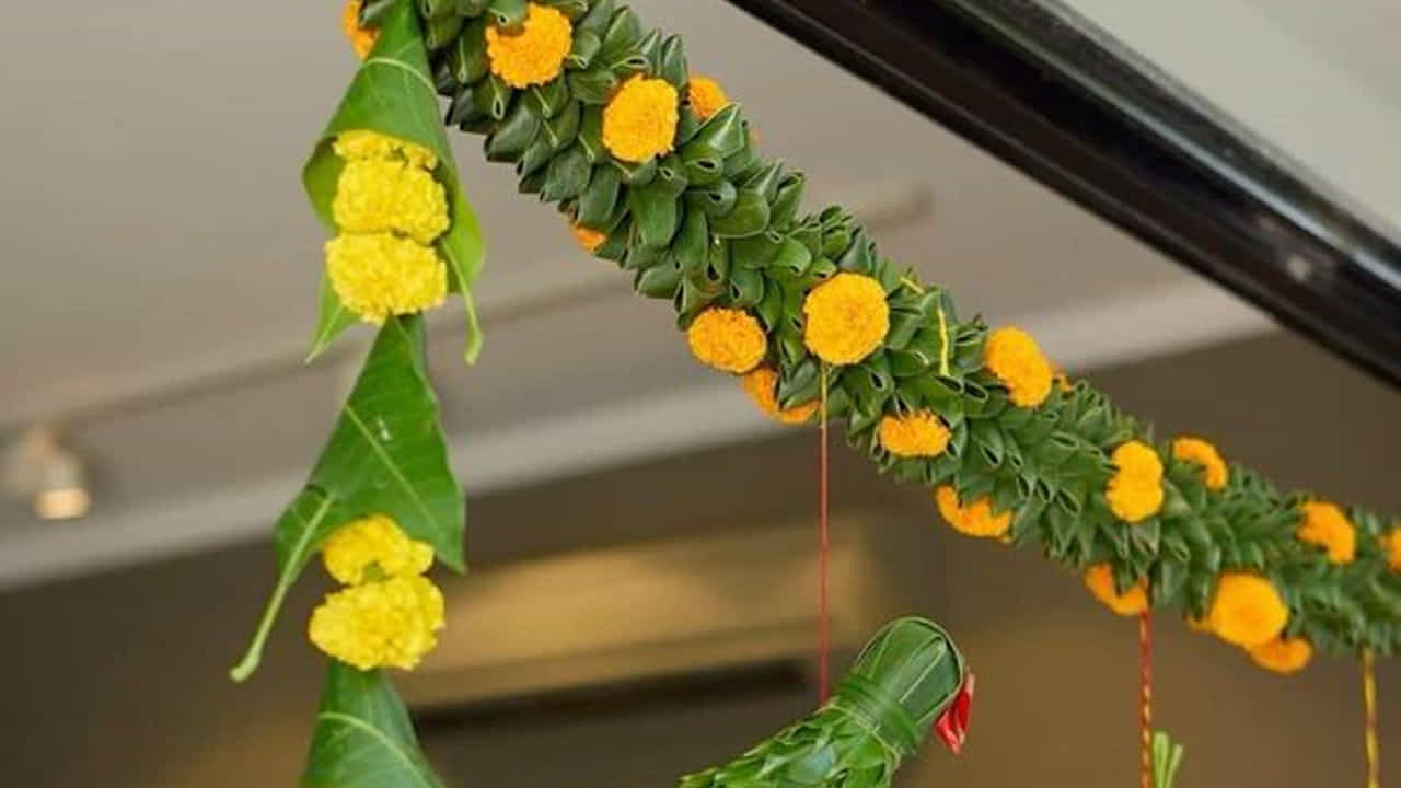 లక్ష్మీదేవిని స్వాగతించడానికి పూజ గది ప్రవేశ ద్వారం వద్ద, ఇంటి ముందు సంప్రదాయ కోలాలు లేదా రంగోలి డిజైన్లను గీయండి. పూజ గది ప్రవేశ ద్వారం, ఇంటి ఇతర ప్రాంతాలను అలంకరించడానికి బంతి పువ్వులు, గులాబీలు లేదా మల్లె వంటి తాజా పువ్వులను ఉపయోగించండి. ప్రవేశ ద్వారం వద్ద పువ్వులు, మామిడి ఆకులు లేదా ఇతర వస్తువులతో చేసిన సాంప్రదాయ తోరణాలు కట్టండి.