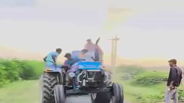 Viral video: ట్రాక్టర్లతో యువకుల విన్యాసాలు.. కట్చేస్తే.. పోలీస్ స్టేషన్లో ఇలా..