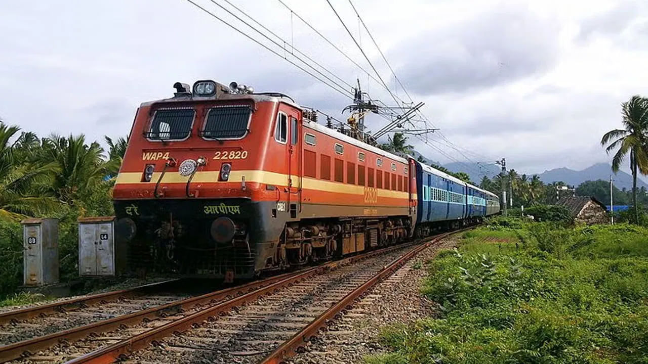 Indian Railways: పరిశుభ్రతలో భారతీయ రైల్వే పనితీరుపై కాగ్‌ నివేదిక.. ఏడాదిలో ఎన్ని కంప్లైంట్స్ వచ్చాయో తెలిస్తే.. – Telugu News | CAG Report: Over 1 lakh complaints of water shortage in toilets of Indian Railways coaches in One Year