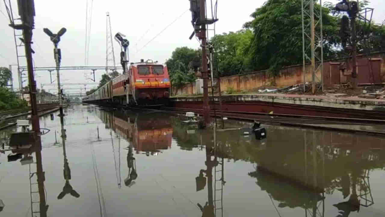 Telangana: వర్షాలు, వరదలతో పలు రైళ్లు రద్దు.. మరికొన్ని దారి మళ్లింపు.. ఇవగో పూర్తి డీటేల్స్..