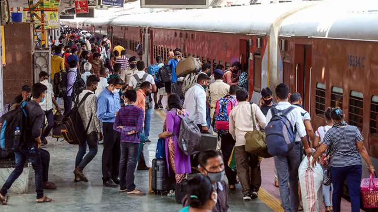 స్టేషన్లో అనుమానంగా తిరుగుతూ కనిపించిన వ్యక్తి.. ఆపి బ్యాగ్ చెక్ చేయగా..