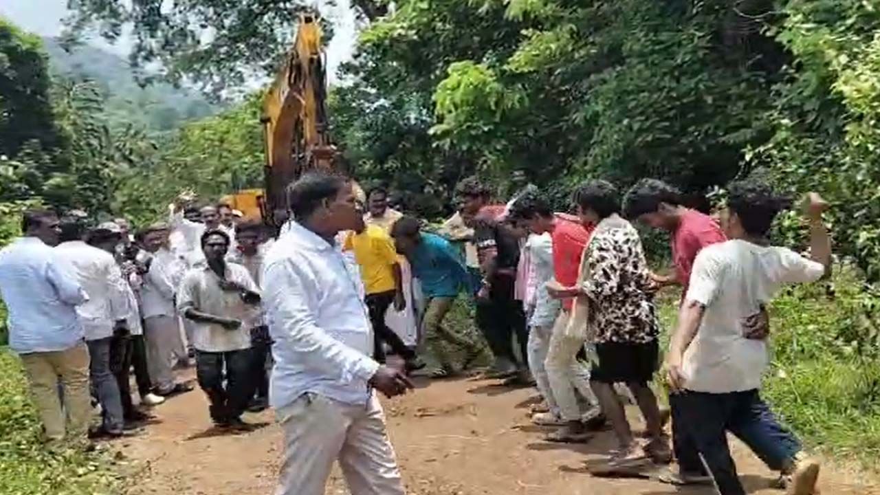Andhra Pradesh: పవన్ కల్యాణ్ చొరవతో గిరిజనులకు రోడ్డు.. ఆనందంతో దింసా డాన్స్