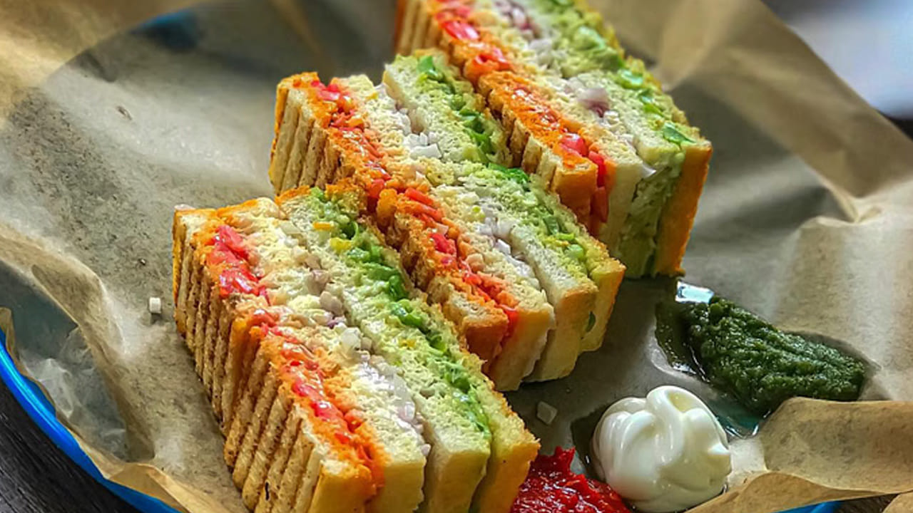 త్రివర్ణ శాండ్‌విచ్: స్వాతంత్ర్య దినోత్సవం రోజున స్కూల్ త్వరగా ముగుస్తుంది. కనుక మీ పిల్లలకు వారి టిఫిన్‌లో త్రివర్ణ శాండ్‌విచ్ ఇవ్వవచ్చు. ఇందులో గ్రీన్ చట్నీ (ఆకుపచ్చ రంగు), క్రీమ్ లేదా చీజ్ (తెలుపు రంగు), టొమాటో సాస్ (కుంకుమ రంగు) మూడు రుచికరమైన పొరలను ఏర్పాటు చేసి ఇవ్వండి. ఇలా మూడు రంగుల్లో కనిపించే త్రివర్ణ శాండ్‌విచ్ ను పిల్లలు, పెద్దలు ఇద్దరూ చాలా ఇష్టంగా తింటారు. అందుకనే పిల్లలకి టిఫిన్ బాక్స్ ఇవ్వడంతో పాటు దీన్ని ఇంట్లో కూడా అందించవచ్చు. 