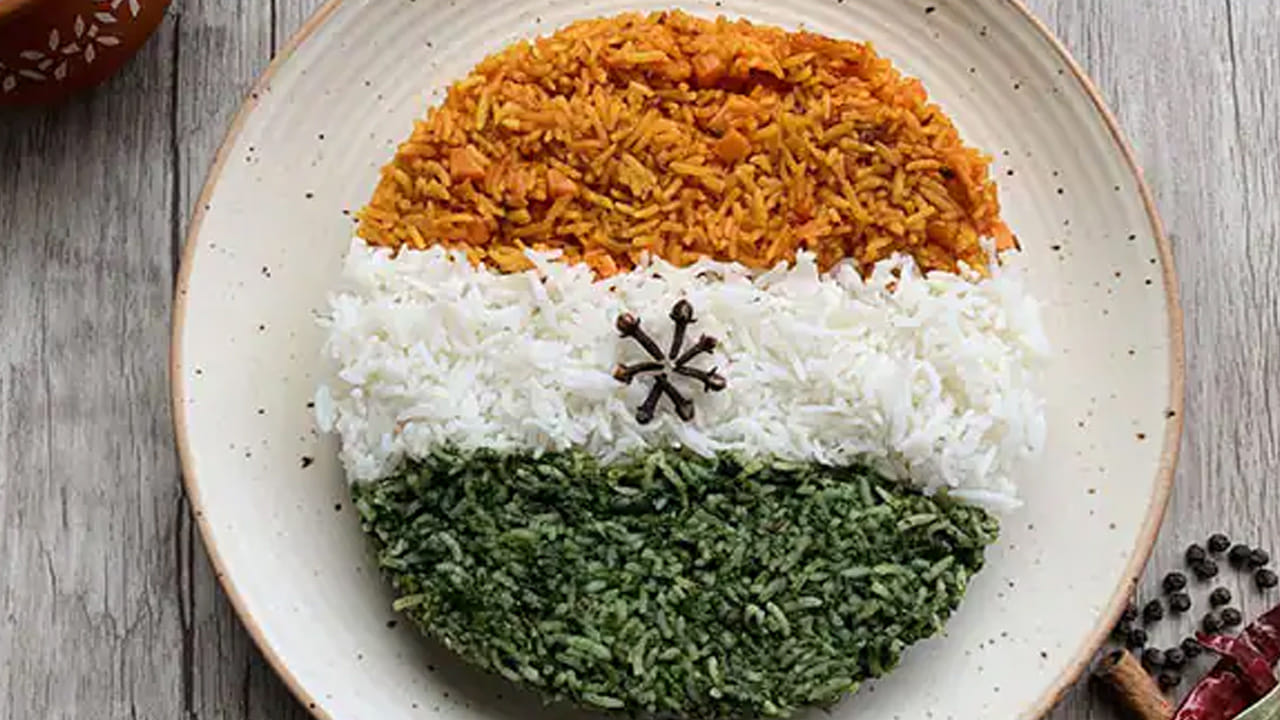 త్రివర్ణ పులావ్ : భోజనం కోసం ప్రత్యేకమైన , రంగురంగుల వంటకం వడ్డించాలనుకుంటే ఖచ్చితంగా త్రివర్ణ పులావ్ తయారు చేసుకోండి. దీనిలో పచ్చి బఠానీలు, కొత్తిమీరతో ఆకుపచ్చ రంగును, బియ్యం తో తెలుపు రంగును, పసుపు క్యారెట్ల మిశ్రమంతో కుంకుమ రంగును తయారు చేయవచ్చు. త్రివర్ణ పులావ్ రుచితో పాటు అందమైన లుక్ ని కూడా ఇస్తుంది. చాలా రుచికరంగా ఉంటుంది. 
 