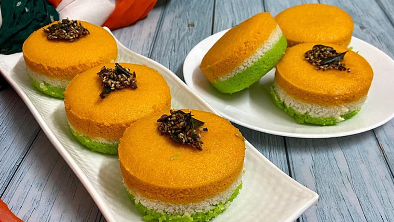 త్రివర్ణ ధోక్లా:  ఈ ప్రసిద్ధ గుజరాతీ వంటకం భారతీయ త్రివర్ణ పతాకం రంగులతో అలంకరించబడి సరదాగా ఉంటుంది. సాదా శనగపిండి, పాలకూర, టమోటా ప్యూరీ మూడు పొరలు ఈ ధోక్లాను రుచి, దేశభక్తితో నింపుతాయి. ఇది అల్పాహారం లేదా పార్టీ స్నాక్‌కి ఉత్తమ ఎంపిక. దీనితో పాటు గ్రీన్ చట్నీని తప్పకుండా వడ్డించండి.
