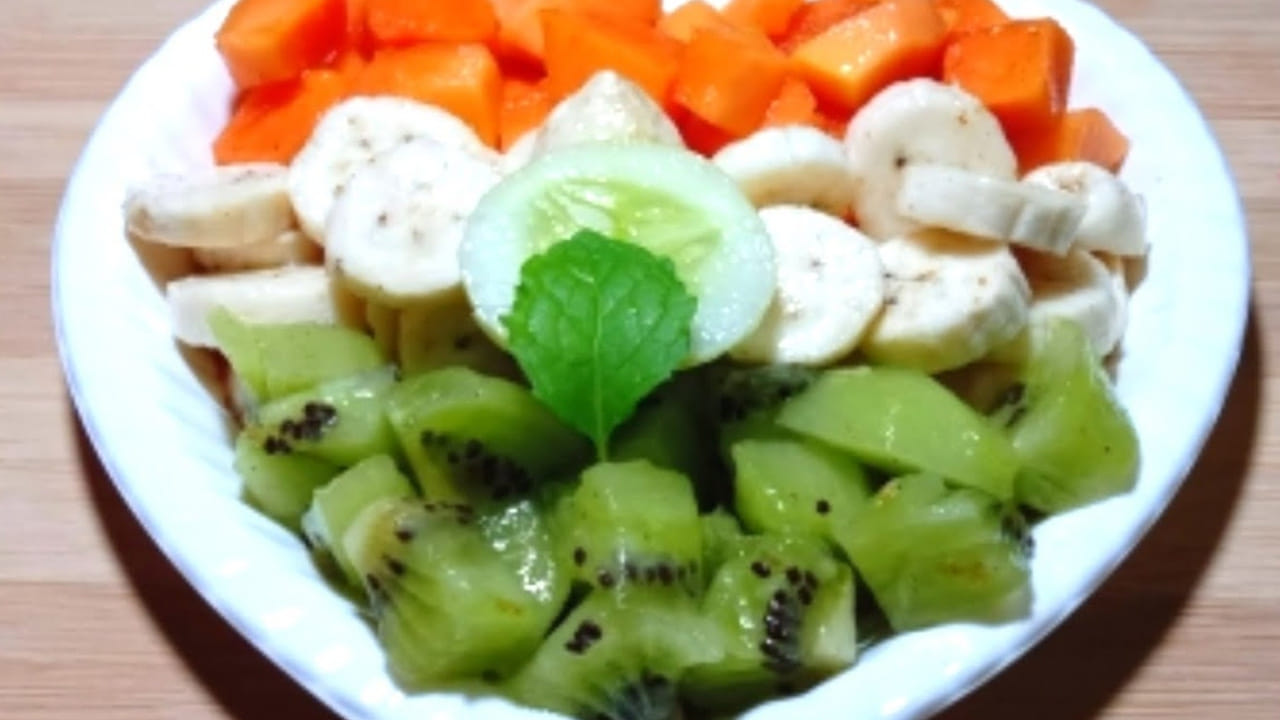 త్రివర్ణ ఫ్రూట్ సలాడ్: వివిధ రకాల పండ్లను ఉపయోగించి మూడు రంగులు ప్రతిబింబించేలా ఫ్రూట్ సలాడ్ తయారు చేయవచ్చు  నారింజ, అరటి, కివి పండ్లను ఉపయోగించి త్రివర్ణ ఫ్రూట్ సలాడ్ ని తయారు చేసి పిల్లలకు అందించవచ్చు. 
 