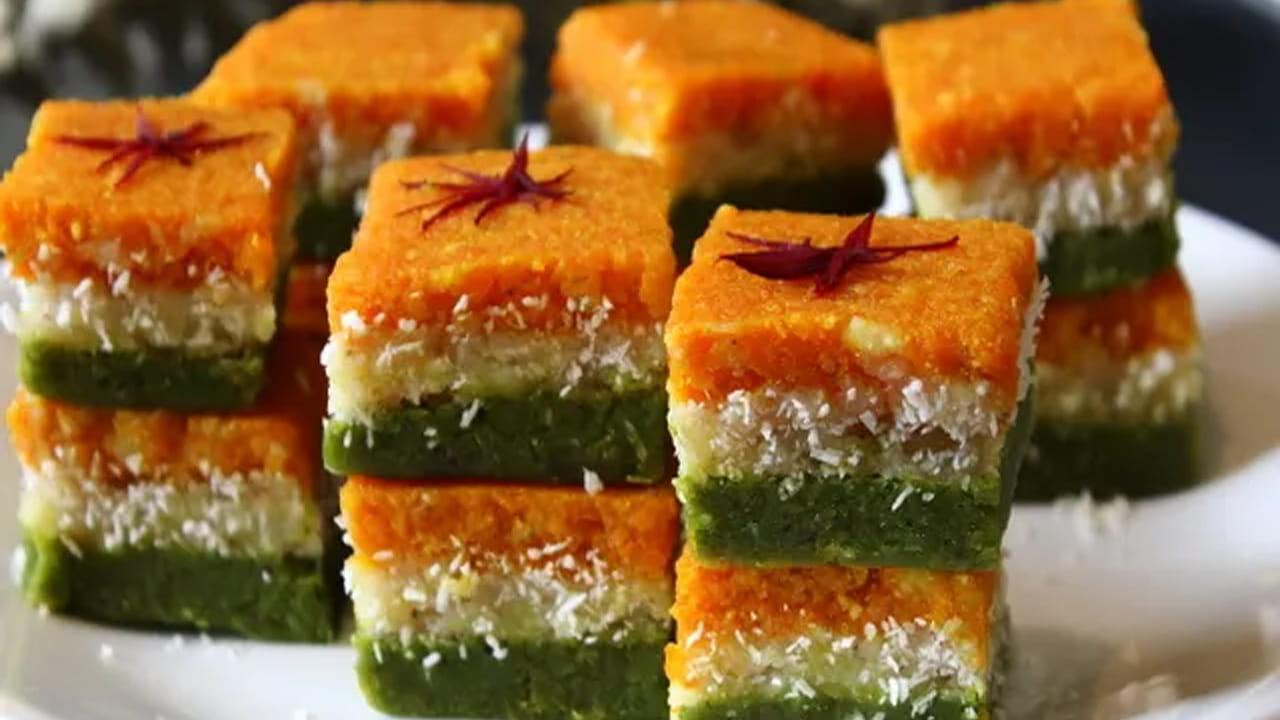 త్రివర్ణ కోకోనట్ బర్ఫీ: స్వీట్లు లేకుండా ఏ పండుగ అయినా అసంపూర్ణమే. ఈ కొబ్బరి బర్ఫీ ఆకుపచ్చ, తెలుపు , కుంకుమ రంగులలో అలంకరించబడి ఉంటుంది. ఇది అందంగా కనిపించడమే కాదు ప్రతి ముక్కలోనూ స్వాతంత్ర్య దినోత్సవ మాధుర్యం నిండి ఉంటుంది. 
