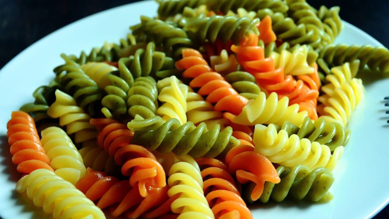 త్రివర్ణ  పాస్తా: పిల్లల కోసం ఏదైనా భిన్నంగా చేయాలనుకుంటే ట్రైకలర్ పాస్తాను ప్రయత్నించండి. ఇందులో పాలకూర సాస్‌తో ఆకుపచ్చ పాస్తాను, క్రీమ్ సాస్‌తో తెలుపు , టమోటా-ఉల్లిపాయ సాస్‌తో కుంకుమపువ్వు రంగుని తయారు చేయాల్సి ఉంటుంది. ఈ వంటకం దేశ రంగుల్లో విదేశీ రుచిని మేళవిస్తుంది. 