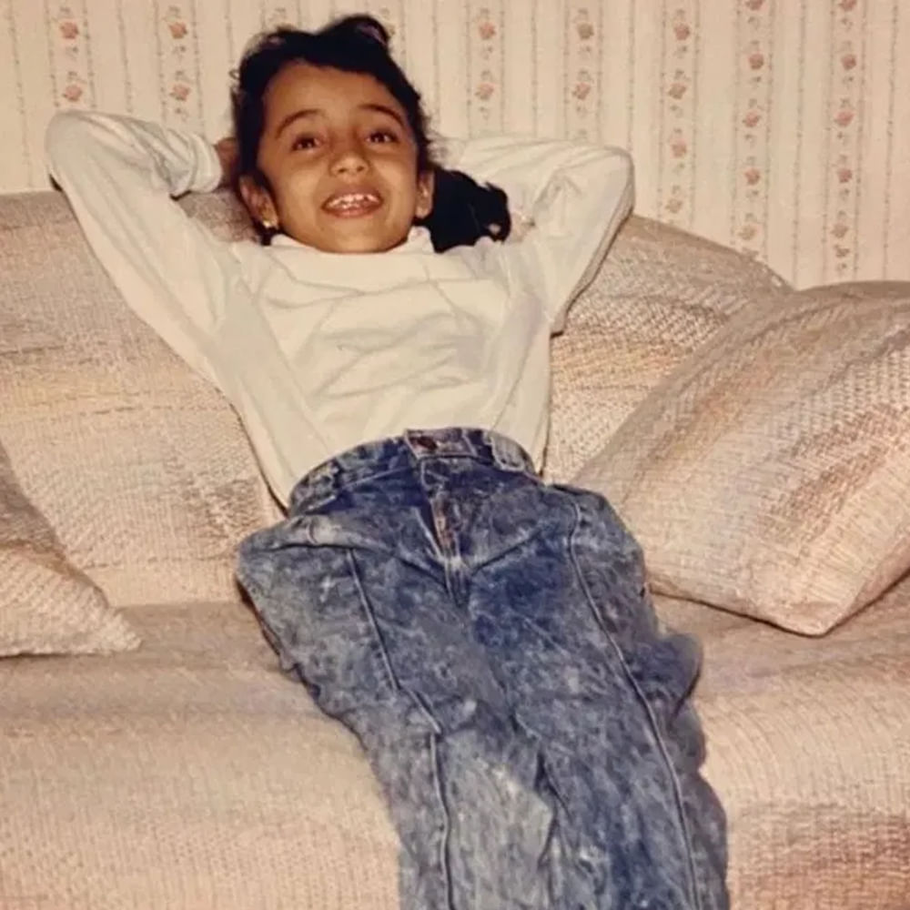 కెరిర్ మొదట్లో చిన్న చిన్న పాత్రలు పోషించింది. ఆ తర్వాత హీరోయిన్ గా మారి.. కోట్లాది మంది అభిమానుల హృదయాల్లో స్థానం సంపాదించుకుంది. చిన్న సినిమాలనుంచి స్టార్ హీరోయిన్ గా ఎదిగింది. ఇక ఇప్పుడు హీరోలకు ధీటుగా రెమ్యునరేషన్ తీసుకుంటుంది. తెలుగు, తమిళంలో వరుస సినిమాల్లో నటిస్తుంది. 