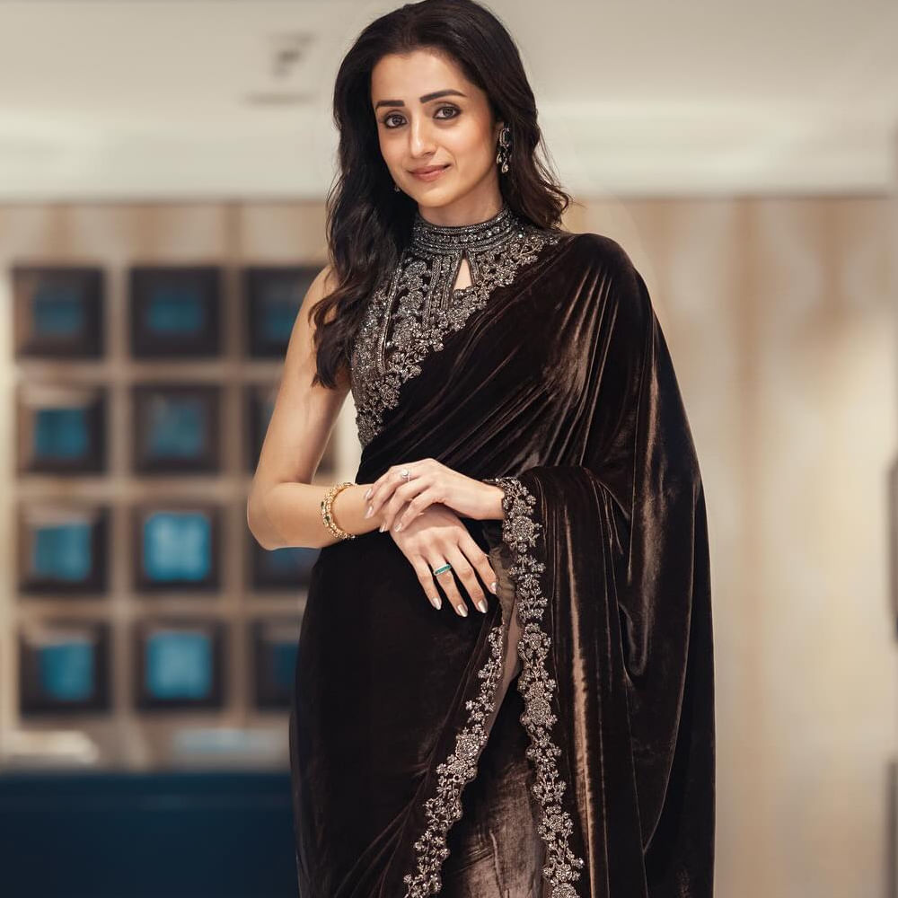 తెలుగు, తమిళ్ సినిమాల్లో నటిస్తూ ప్రేక్షకులను మెప్పి్స్తుంది. ఇంతకీ ఆమె  ఎవరో తెలుసా.. ? ఇంకెవరు కుర్రాళ్ల దిల్ క్రష్ త్రిష. చెన్నైకి చెందిన ఈ ముద్దుగుమ్మకు వర్షం సినిమాతో తెలుగులో బ్రేక్ వచ్చింది. ప్రభాస్, ఎన్టీఆర్, వెంకటేశ్, చిరంజీవి, బాలకృష్ణ వంటి స్టార్ హీరోలతో నటించింది. 