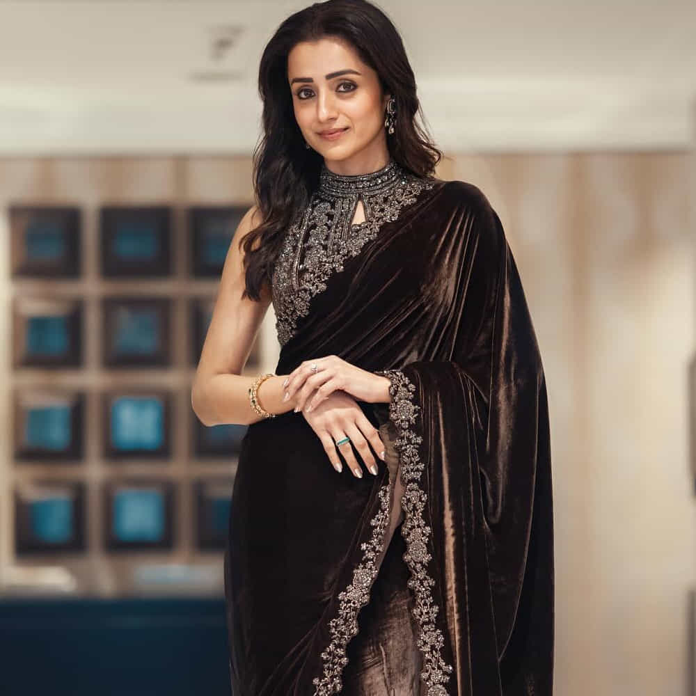 తెలుగు, తమిళ్ సినిమాల్లో నటిస్తూ ప్రేక్షకులను మెప్పి్స్తుంది. ఇంతకీ ఆమె ఎవరో తెలుసా.. ? ఇంకెవరు కుర్రాళ్ల దిల్ క్రష్ త్రిష. చెన్నైకి చెందిన ఈ ముద్దుగుమ్మకు వర్షం సినిమాతో తెలుగులో బ్రేక్ వచ్చింది. ప్రభాస్, ఎన్టీఆర్, వెంకటేశ్, చిరంజీవి, బాలకృష్ణ వంటి స్టార్ హీరోలతో నటించింది.