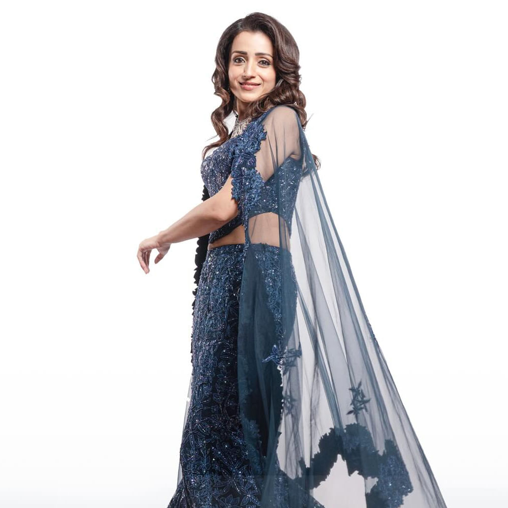  ఇటీవలే పొన్నియన్ సెల్వన్ సినిమాతో సాలిడ్ కంబ్యాక్ ఇచ్చిన ఈ ముద్దుగుమ్మ.. 42 ఏళ్ల వయసులోనూ అందంతో కట్టిపడేస్తుంది. ముఖ్యంగా లుక్, ఫిట్నెస్ విషయంలో ఎన్నో జాగ్రత్తలు తీసుకుంటుంది. ఇటీవలే థగ్ లైఫ్ సినిమాతో అలరించిన ఈ అమ్మడు.. ఇప్పుడు మెగాస్టార్ చిరంజీవి జోడిగా విశ్వంభర చిత్రంలో నటిస్తుంది. 