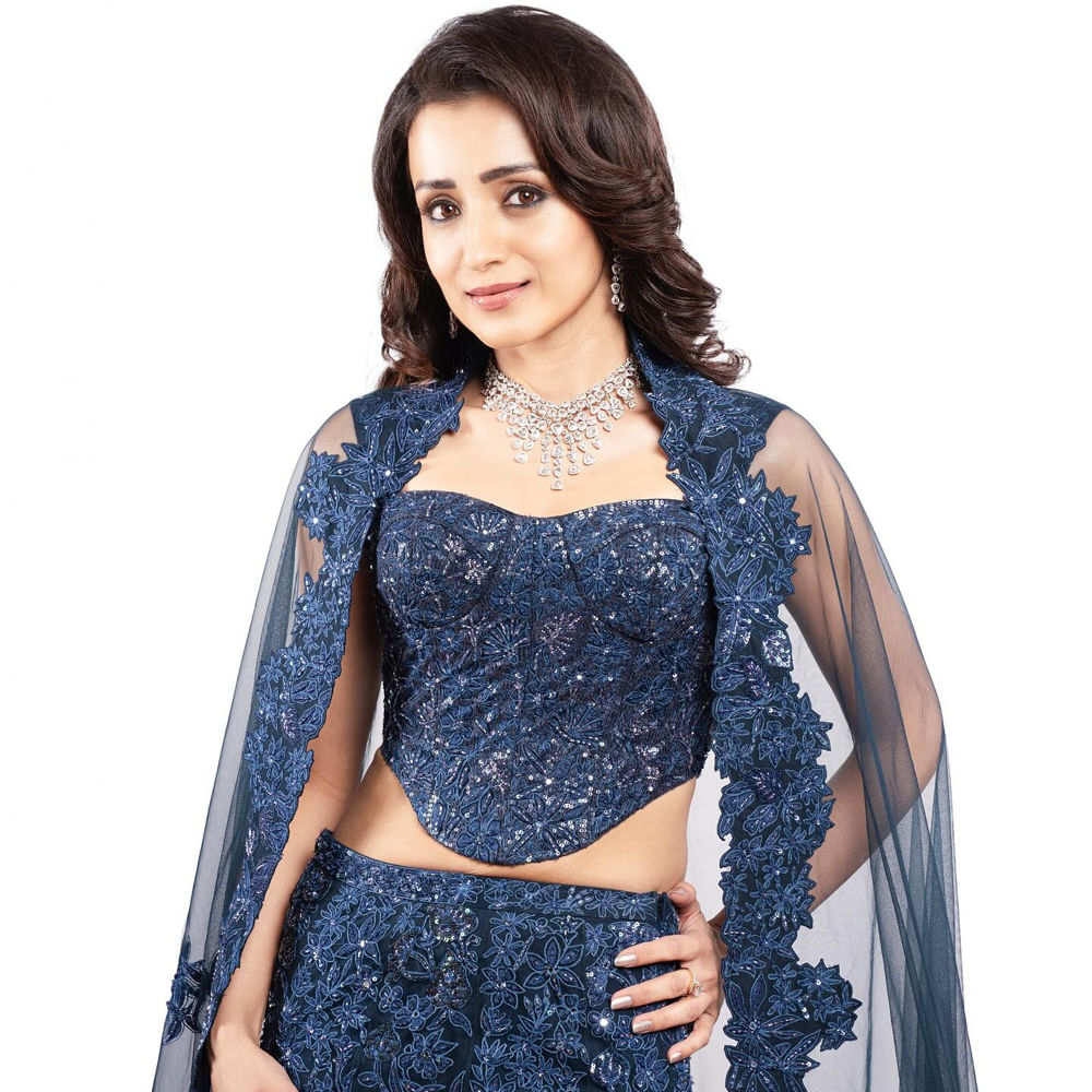 ప్రస్తుతం తెలుగు, తమిళం భాషలలో వరుస సినిమాల్లో నటిస్తున్న ఈ అమ్మడు.. ముఖ్యంగా సీనియర్ హీరోలకు జోడిగా కనిపిస్తుంది. అంతేకాదు.. ఒక్కో సినిమాకు రూ.10 కోట్ల వరకు పారితోషికం తీసుకుంటూ స్టార్ హీరోయిన్లకు టెన్షన్ పుట్టిస్తుంది. ఇదిలా ఉంటే.. తాజాగా త్రిష లేటేస్ట్ ఫోటోస్ తెగ వైరలవుతున్నాయి. 