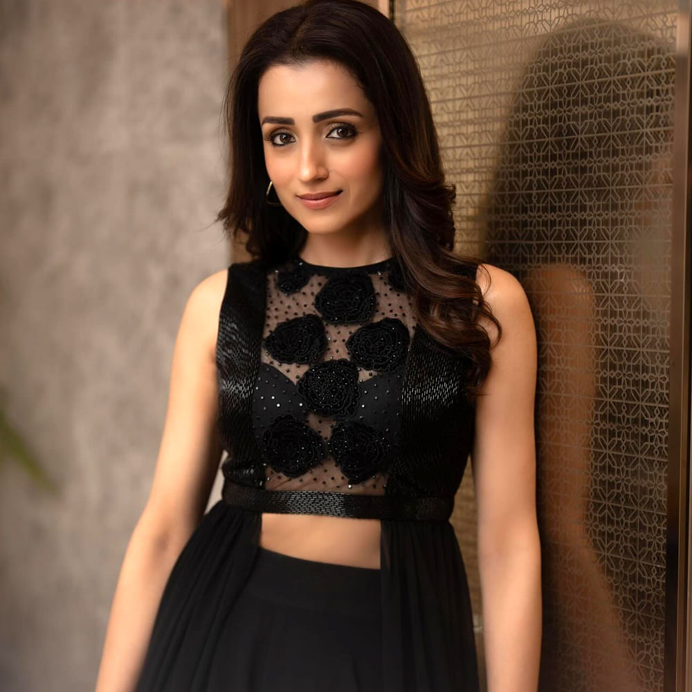 ఇటీవలే పొన్నియిన్ సెల్వన్, లియో వంటి హిట్స్ తర్వాత త్రిష క్రేజ్ మరింత పెరిగింది. ఇప్పుడు అజిత్ సరసన విడాముయార్చి, గుడ్ బ్యాడ్ అగ్లీ చిత్రాలతో మరిన్ని హిట్స్ ఖాతాలో వేసుకుంది. ‘జోడి’ సినిమాలో చిన్న పాత్రలో కనిపించిన తర్వాత మౌనం పెసియాదే మూవీతో హీరోయిన్‌గా గుర్తింపు పొందింది. తక్కువ సమయంలోనే పాన్ ఇండియా లెవల్లో తనదైన ముద్ర వేసింది.