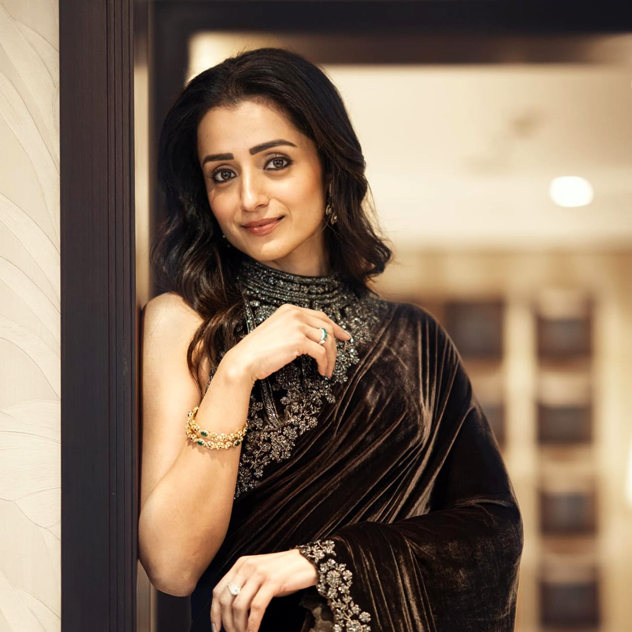 సౌత్ ఇండస్ట్రీలో తోపు హీరోయిన్. దాదాపు రెండు దశాబ్దాలకు పైగా అందం, అభినయంతో సినీ పరిశ్రమను ఏలేస్తోంది. తెలుగుతోపాటు తమిళం, మలయాళం భాషలలో బ్యాక్ టూ బ్యాక్ హిట్స్ అందుకుంటూ ఇప్పటికీ టాప్ హీరోయిన్ గా దూసుకుపోతుంది. ఓవైపు ఆమె నటించిన చిత్రాన్ని భారీ విజయాన్ని అందుకుంటున్నా.. పలు కారణాలతో నిత్యం వార్తలలో ఉంటుంది త్రిష. 