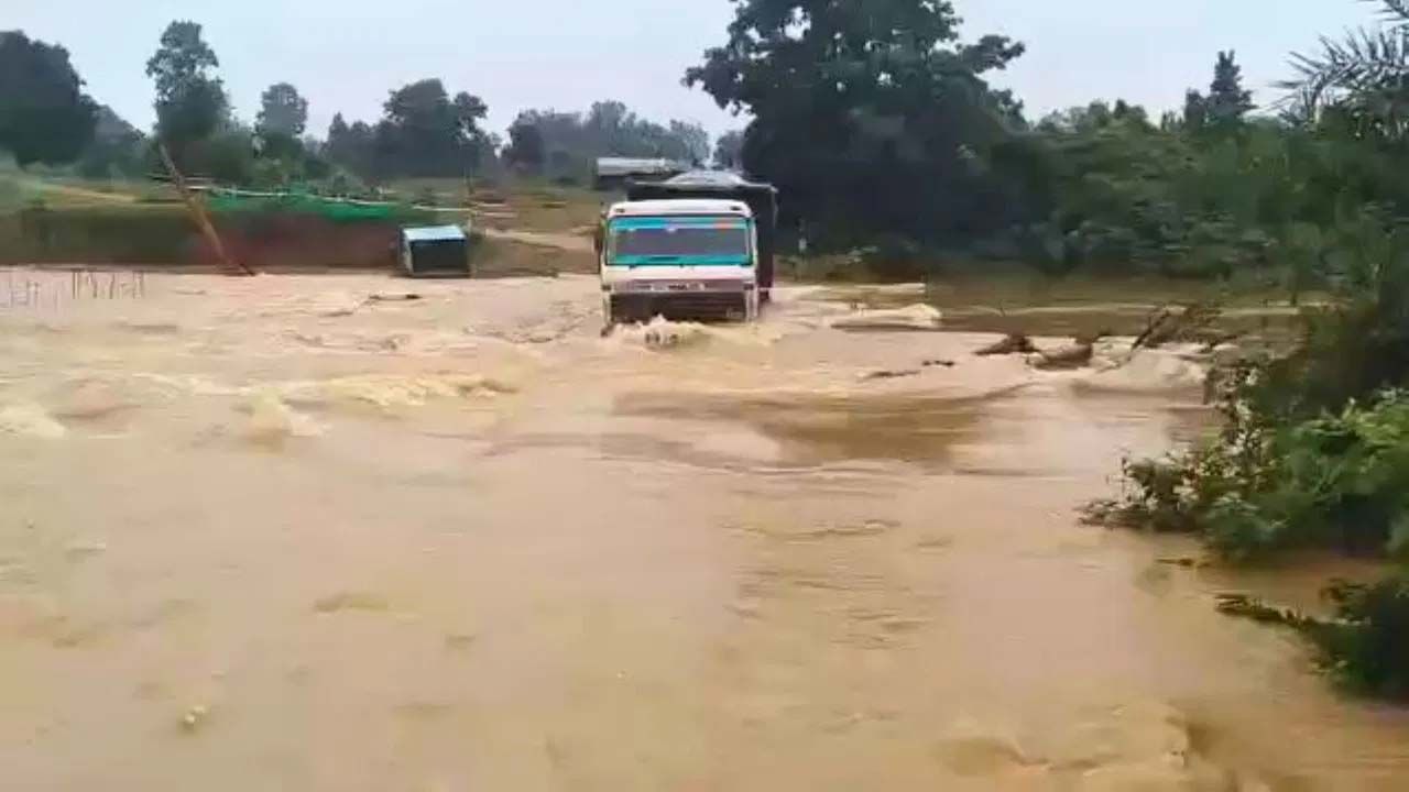 చిన్న తప్పిదం.. భారీ ప్రమాదం.. నీటి ప్రవాహానికి కొట్టుకుపోయిన ట్రక్.. డ్రైవర్ గల్లంతు!