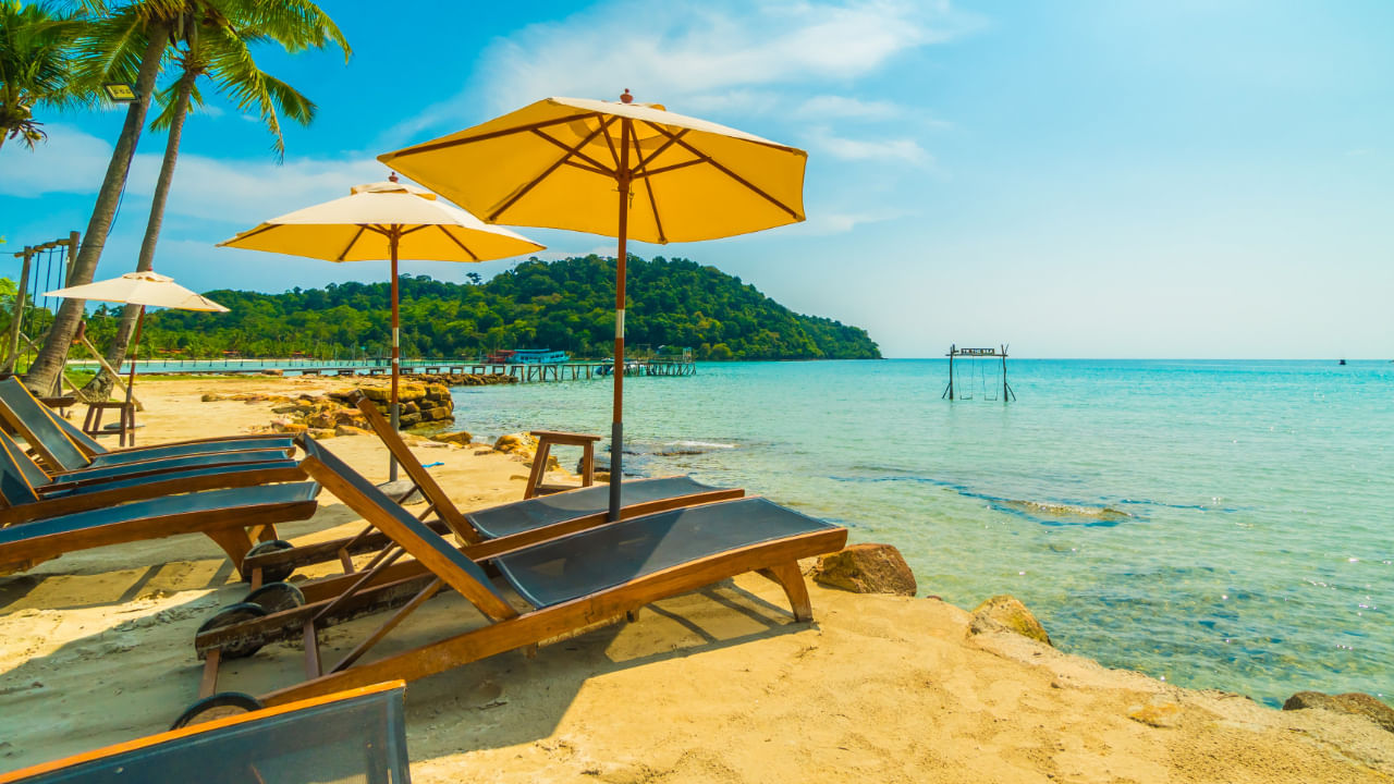 గోవా : స్నేహితులతో లేదా కపుల్స్ ఎంజాయ్ చేయడానికి ఉత్తమమైన ప్రదేశం గోవా. ఇక్కడ బీచ్ చాలా మందిని ఆకర్షిస్తుంది. వాటర్ స్పోర్ట్, చీచ్ పార్టీ, నైట్ లైఫ్ చాలా ఆనందాన్ని ఇస్తుంది. ముఖ్యంగా కపుల్స్‌తో వెళ్తే చాలా ఎంజాయ్ చేయవచ్చునంట. ఇక స్నేహితులతో గోవాకి వెళ్తే ఆ ఆనందం మాటల్లో చెప్పలేం. అందుకే ప్రతి ఒక్కరూ 40 ఏళ్ల వయసులోపే ఈ ప్రదేశాలను చుట్టేసిరావలంట.