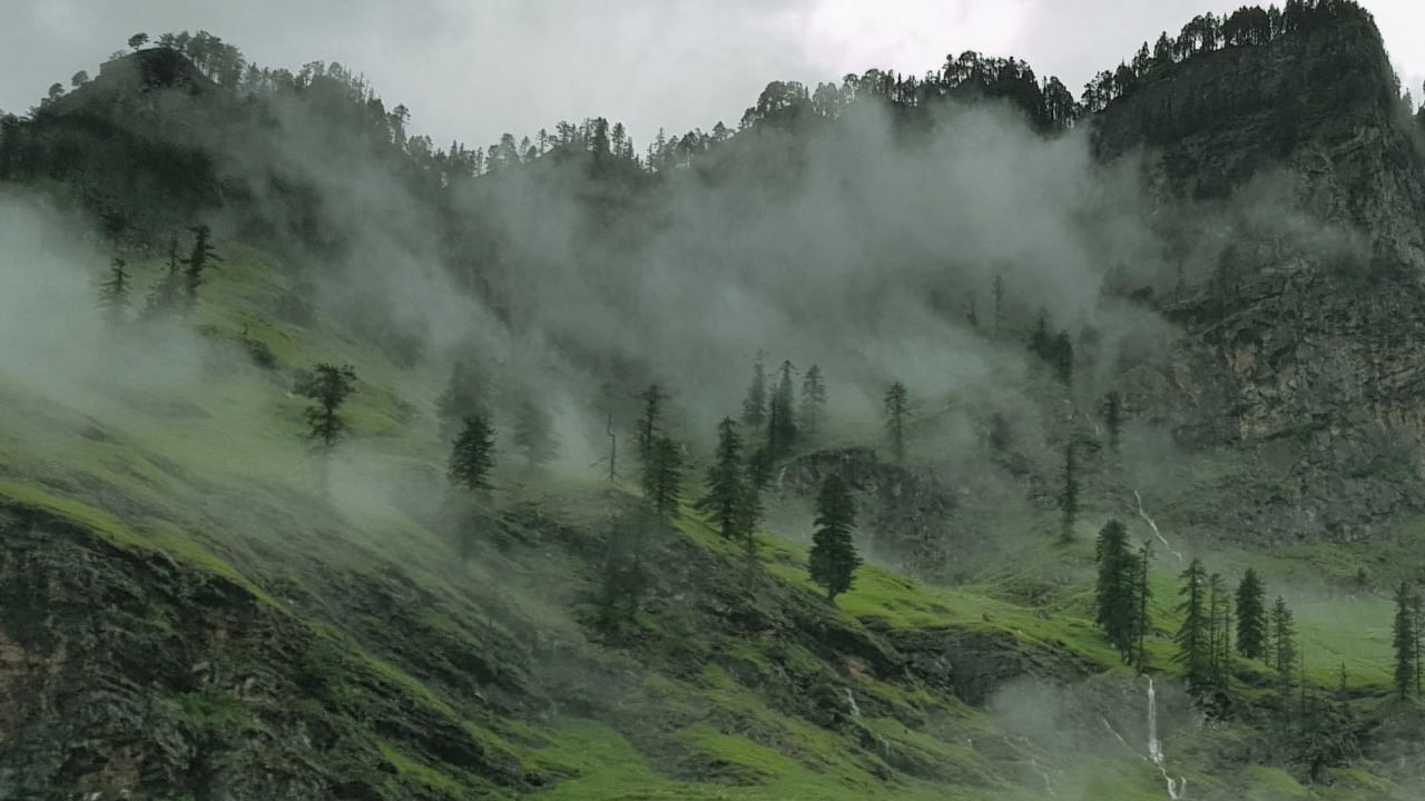 మనాలి : హిమాచల్ ప్రదేశ్‌లో ఉన్న అందమైన ప్రదేశాల్లో మనాలి ఒకటి. ఇక్కడి వాతావరణం, పచ్చటి చెట్లు పర్యాటకులను ఎంతగానో ఆకట్టుకుంటాయి. ఈ ట్రిప్ స్నేహితులకు చాలా ఆనందాన్ని ఇస్తుంది. సోలాంగ్ వ్యాలీ, మంచుతో కప్పబడిన శిఖరాలు, రోహ్తాంగ్ పాస్ రోడ్ ట్రిప్ ఇవ్వనీ చాలా బాగుంటాయంట.