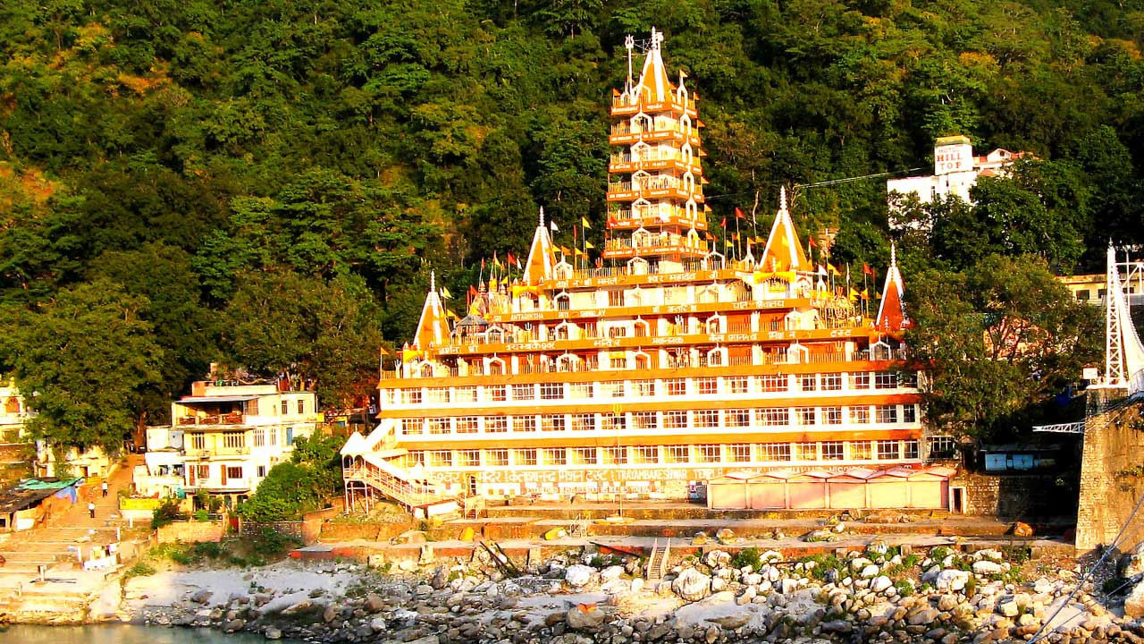 కుటుంబ సభ్యుతో మంచి ట్రిప్‌కు వెళ్లాలి అనుకునేవారికి రిషికేష్ బెస్ట్ ప్లేస్. సాహస ప్రియులకు ఇది అద్భుతమైన పర్యాటక ప్రాంతం అని చెప్పాలి. ఎందుకంటే? రివర్ రాఫ్టింగ్, బంగీ జంపింగ్, క్యాంపింగ్ వంటివి ఇక్కడ ఎక్కువగా ఉంటాయి. అలాగే ఆధ్యాత్మికంగా ఇది మనసుకు మంచి ప్రశాంతతను ఇస్తుంది. గంగా ఘాట్‌లో హారతి చూడటం చాలా ఆనందాన్ని ఇస్తుంది.